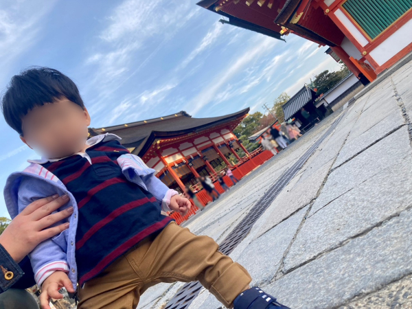 これは息子と京都の伏見稲荷大社へ行った時の写真です。靴を履いて歩けるようになってから初めての旅行でした。千本鳥居を誇らしげに歩いていました。普段息子を抱っこしているおかげか、おもかる石を人生で初めて軽いと感じました。