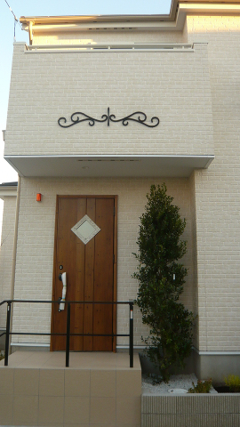 玄関アプローチ：シンボルツリーも特徴あります。