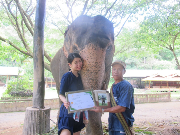 大学時代にタイのチェンマイに行き、ゾウの調教師の資格を取得しました！！！