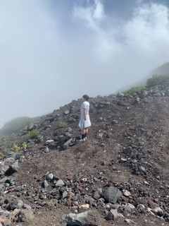 会社の同僚と富士山に登った時の写真です。
薄着でスニーカーで登ってきました(笑)
少し辛かったですが良い思い出です。