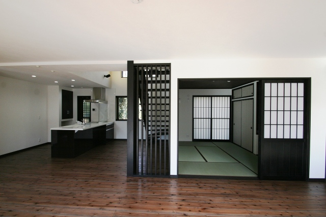 純和風の和室とオープンキッチン。