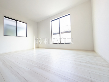 1号棟　居室　各居室は2面採光により、明るく開放的な空間となっています。【日野市南平１丁目】
／撮影日2024/03/22