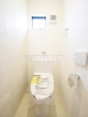 4号棟　温水洗浄便機能付きトイレ　【世田谷区宇奈根２丁目】
　温水洗浄便機能付きトイレで清潔にご使用いただけます。　