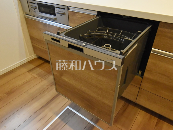 キッチンには家事時間を短縮する食洗機付き。　【練馬区土支田４丁目】