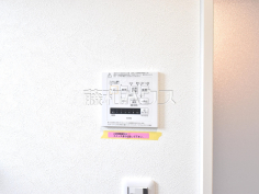 浴室乾燥機スイッチ　【西東京市東伏見１丁目】 換気機能によってバスルーム内のカビの発生を抑制できます。夜間や雨天時の洗濯物の乾燥に便利な乾燥機能も装備。 