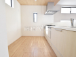 1号棟　キッチン　【東大和市中央１丁目】キッチンには窓があり換気しやすいですね♪また、床下には収納スペースも確保。収納が豊富な住まいです。　