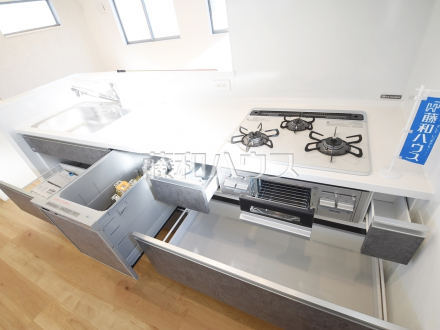 1号棟　キッチン　【府中市四谷２丁目】ビルトイン食洗機は毎日の家事を軽減させてくれます。またワークトップも広々使え機能性も向上します。　／撮影日2024/01/14