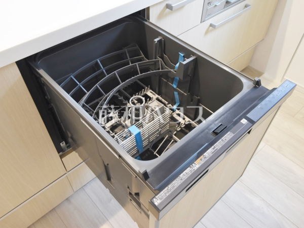 1号棟　キッチンには家事時間を短縮する食洗機付き。　【練馬区石神井台３丁目】