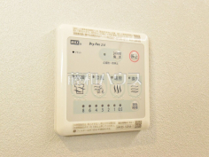 冷暖房・空調設備　【グランシティ八王子】 24時間換気システムを利用すれば、真夏や真冬に毎日窓を開けて換気する必要がありません。快適な室温を保ちつつ、換気の手間を減らせます。 