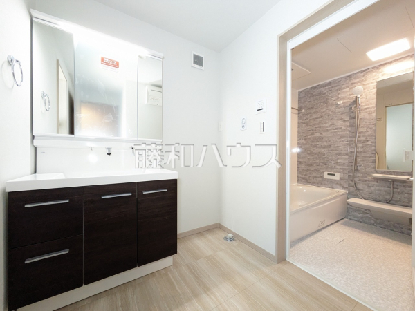 2号棟　洗面室　【立川市錦町６丁目】洗面室は、急いでいる朝でも二人で使える広さになっております。