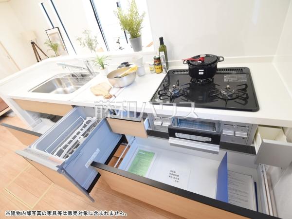 G号棟　キッチン　【狛江市中和泉３丁目】ビルトイン食洗機は毎日の家事を軽減させてくれます。またワークトップも広々使え機能性も向上します。　