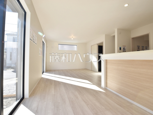 1号棟　LDKには大きな窓が施され、明るさと通風を確保した快適な空間です。　【西東京市緑町２丁目】