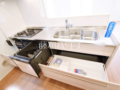 ビルトイン食洗機　【調布市佐須町５丁目】
ビルトイン食洗機は毎日の家事を軽減させてくれます。またワークトップも広々使え機能性も向上します。　