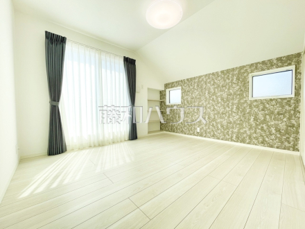 1号棟　居室　木目が美しいウッディなフローリングの居室は、穏やかで心安らぐ空間となるでしょう。【八王子市越野】
／撮影日2024/03/16