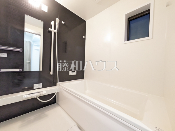 1号棟　浴室　【立川市柴崎町４丁目】落ち着いた色合いで疲れたからだを癒す、贅沢なくつろぎ空間です。