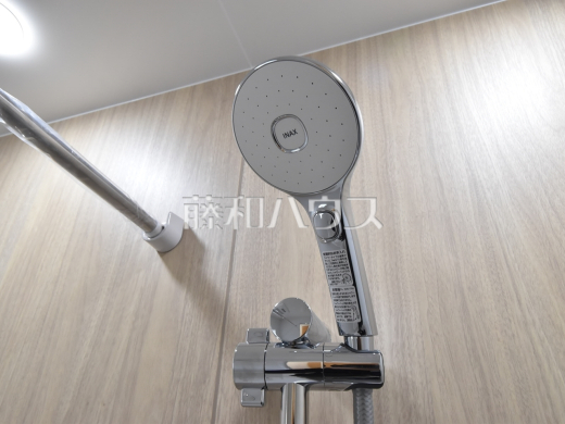 3号棟　シャワーヘッド　【八王子市大和田町１丁目】　浴室のシャワーは手元で止水ができるスイッチ付シャワーヘッドにより、さらに節水効果がアップします。　