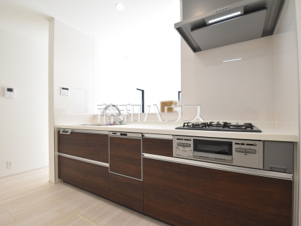 1号棟　キッチン　【国立市東３丁目】
ビルトイン食洗機は毎日の家事を軽減させてくれます。またワークトップも広々使え機能性も向上します。　／撮影日2024/03/01