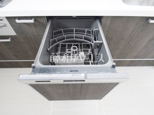 1号棟　キッチンには家事時間を短縮する食洗機付き。　【練馬区大泉町１丁目】