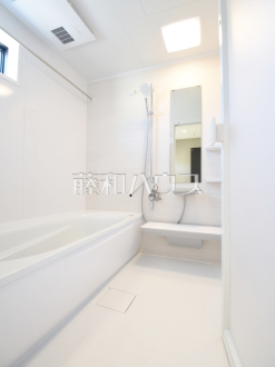 3号棟　浴室　【狛江市岩戸南３丁目】白を基調とした清潔感あふれるバスルームです　／撮影日2024/03/31