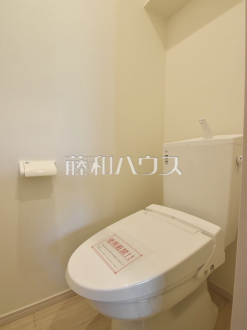 トイレ　 各階にトイレがあると、朝の忙しい時間帯などに便利です。 また、夜中も1階まで下りずにすみます。 【西東京市南町４丁目】／撮影日2024/03/22