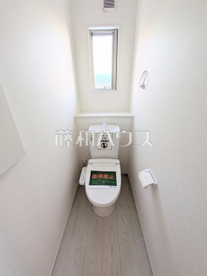 トイレ　【八王子市西寺方町】
各階にトイレを設けておりますので、朝の忙しい時間などトイレの取り合いで喧嘩になることも少なそうですね。　