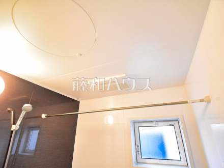 4号棟　ランドリーパイプ付き浴室　【小平市小川町１丁目】
　浴室はランドリーパイプ付きで、雨の日もお洗濯物を干せて便利です。　／撮影日2024/04/02