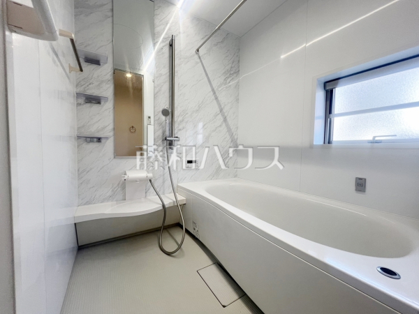 浴室　窓付き浴室はしっかり換気ができていつも清潔に、毎日のバスタイムが楽しみになります。【国立市富士見台１丁目】