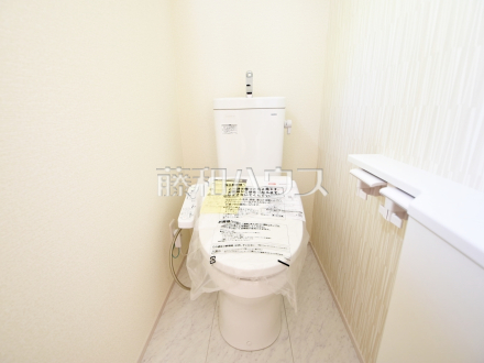 温水洗浄便機能付きトイレ　【調布市富士見町４丁目】
　温水洗浄便機能付きトイレで清潔にご使用いただけます。　／撮影日2024/04/15
