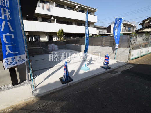 カースペース　【武蔵野市桜堤３丁目】間口も十分な幅があり、大きめの車（車種による）でもラクラク駐車していただけます。　
