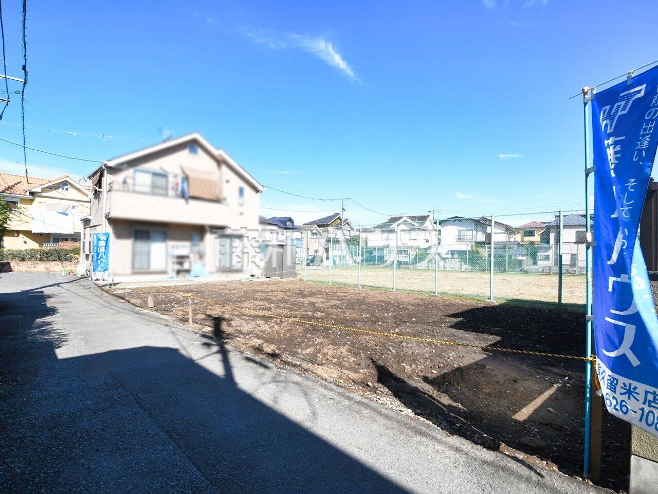 接道状況および現場風景　【東久留米市本町２丁目】 見学はしたいけど、なかなか時間が取れない・・・そんな方に出勤前や仕事終わりにマイホームを見学できるサポートをいたします。 ／撮影日：2023年10月23日