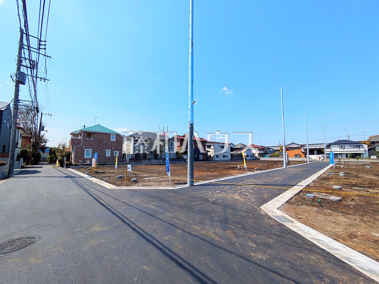 ≪接道状況≫整備された街区、近隣に広がる美しい自然たち。空間のみのこだわりだけではなく、ここに暮らす方々にとって素敵な環境や快適な暮らしを実現します。　【調布市富士見町１丁目】／撮影日：2025年4月5日