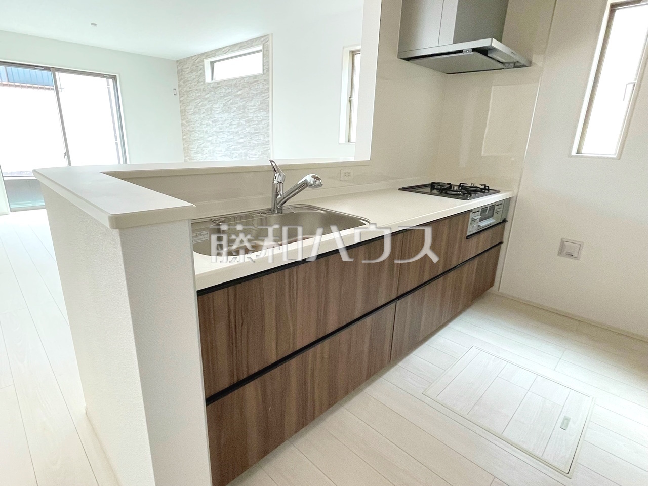 1号棟 キッチン お料理上手な方が、独壇場で料理の腕前を披露できる対面キッチンです。 /撮影日:2025年3月10日