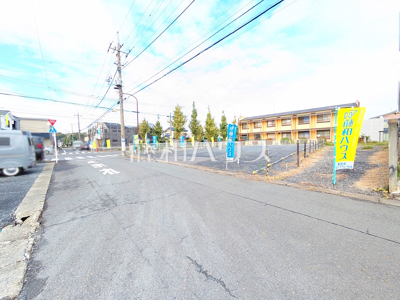 接道状況および現場風景　【日野市東豊田４丁目】
周囲に高い建物のないエリアのため、空が大きく感じます。　／撮影日：2024年11月21日