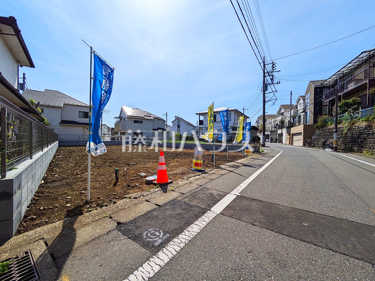 接道状況および現場風景　【日野市西平山５丁目】 周辺環境はもちろん、日当たりや設備仕様など、実際に行ってみないと分からないことも多くございます。ご案内いたしますので、お気軽にお問い合わせください。  ／撮影日：2025年5月3日