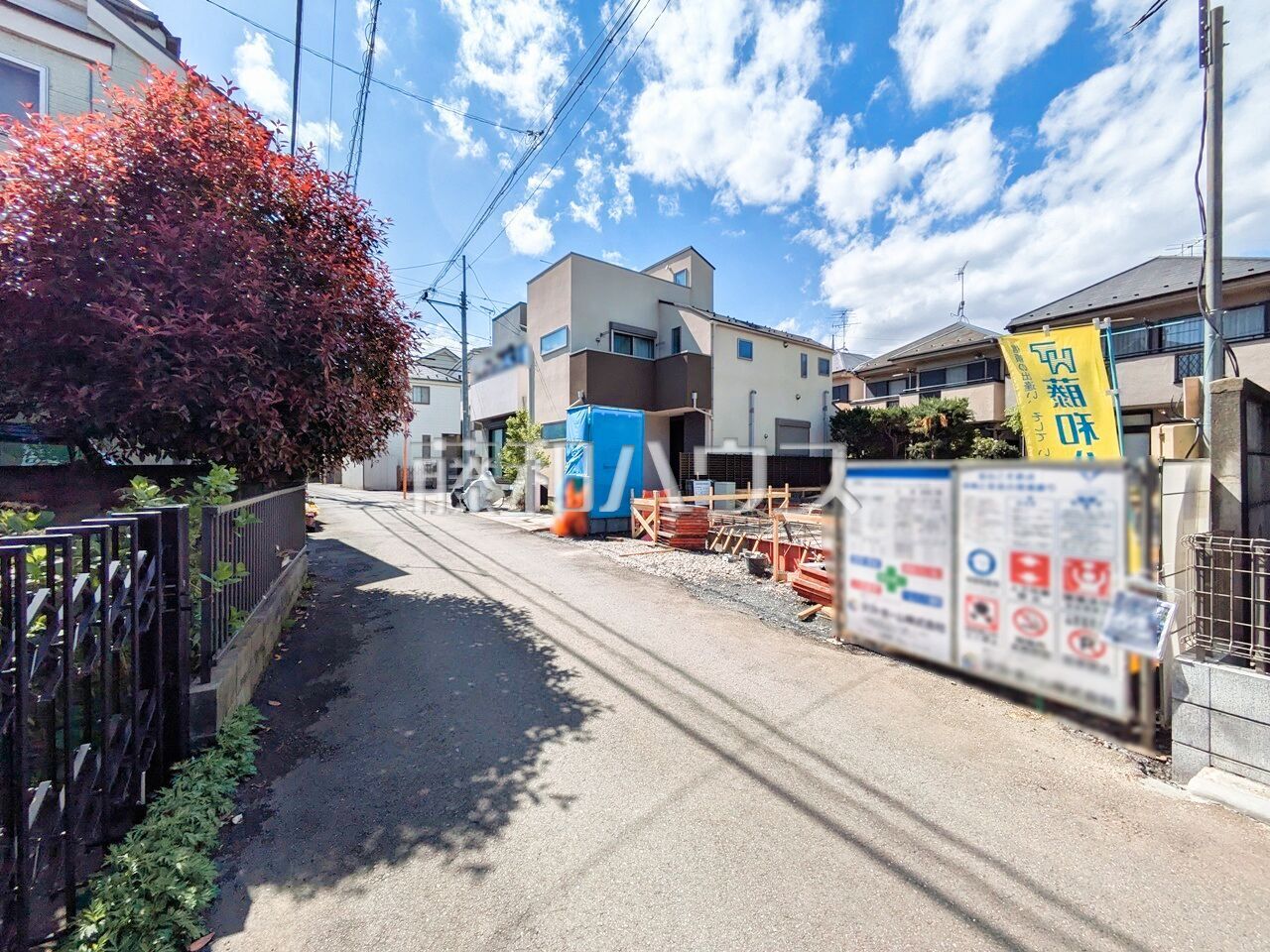 接道状況および現場風景　【西東京市ひばりが丘北４丁目】 見学はしたいけど、なかなか時間が取れない・・・そんな方に出勤前や仕事終わりにマイホームを見学できるサポートをいたします。 ／撮影日：2025年4月14日