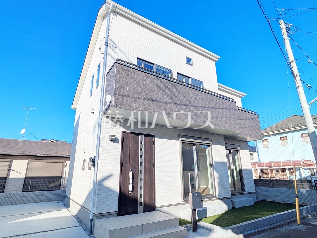 外観　【小平市小川東町】「スタイリッシュな外観」「シンプルな空間」を併せ持つ新邸です。洗練されたデザインが、日々の暮らしを鮮やかに演出します。
／撮影日：2025年1月31日