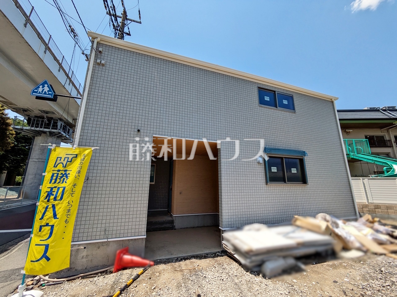 ≪現地外観≫京王線「西調布」駅徒歩13分・「調布」駅徒歩22分！ お住まい探しは、家の良し悪しだけでなく周辺環境も重要なポイントです。ぜひ一度お客様の目でご覧ください。／撮影日：2025年5月8日