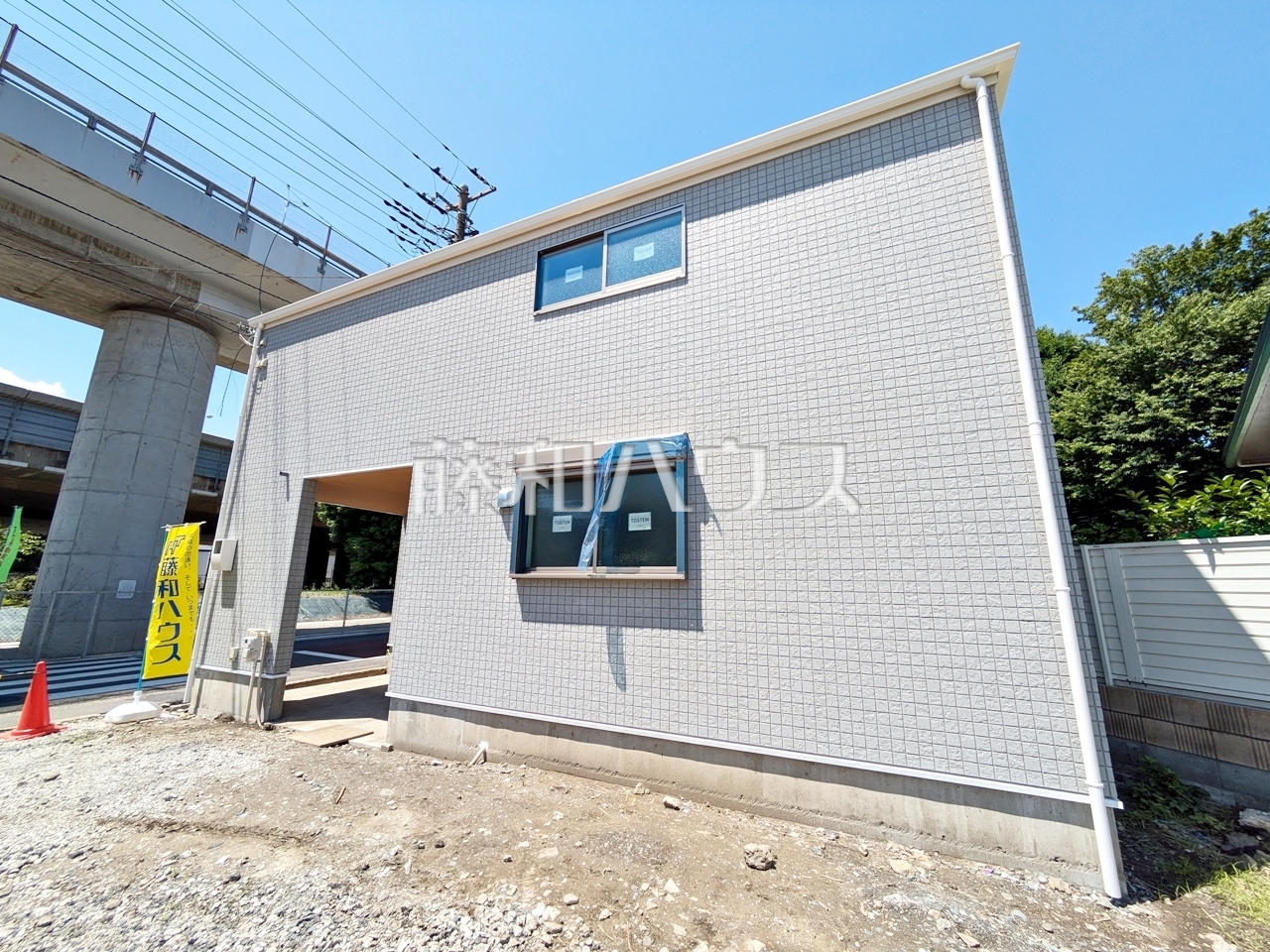 ≪現地外観≫生活に溶け込むシンプルなデザインの外観が魅力の新邸です。　　【調布市富士見町３丁目】
／撮影日：2025年6月5日
