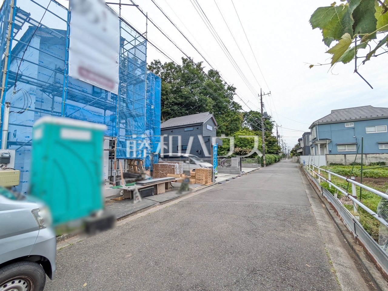 接道状況および現場風景　【小平市回田町】お探しの物件に出会うためには、早めのご確認をオススメします。未完成の今のうちにぜひお問合せをお待ちしております。　／撮影日：2025年5月29日