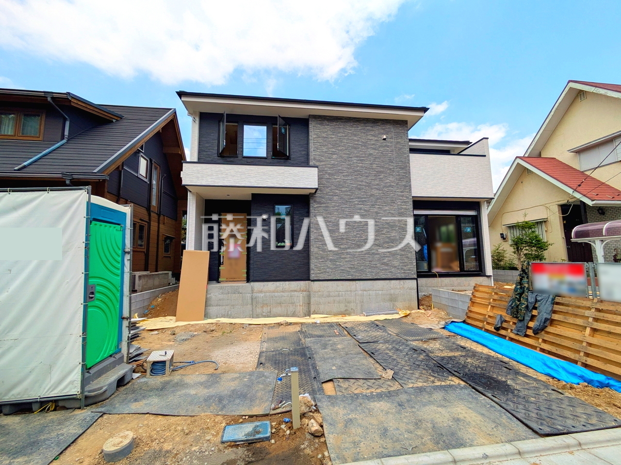 ■カースペース■　
足場が外れて実際の外観が見えてきました。完成までもう少しです。【日野市三沢２丁目】／撮影日：2025年6月20日