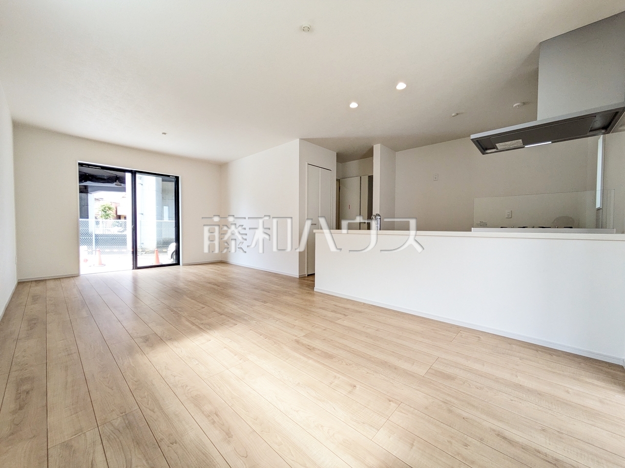 リビング　【府中市分梅町２丁目】
リビングに床暖房があるので足元ぽかぽか、家族の集まる空間を暖めます。　／撮影日：2025年7月18日