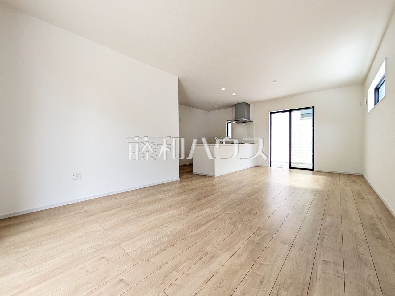 リビング　【府中市分梅町２丁目】
採光溢れるリビングで、家族団らんのひと時をお過ごし下さい。　／撮影日：2025年7月18日