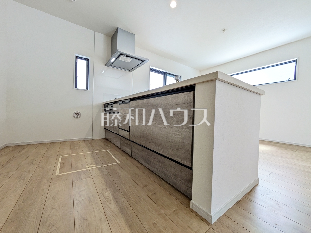 キッチン　【府中市分梅町２丁目】
明るい陽光に満たされる心地よいキッチンで、気持ちよくお料理ができます　／撮影日：2025年7月18日