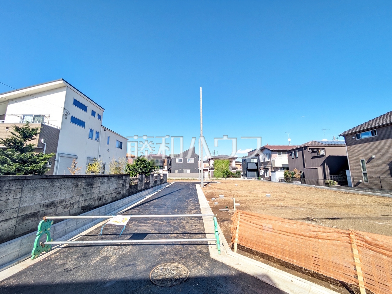 接道状況および現場風景 【東村山市久米川町2丁目】 我が家に合った暮らしを追及できるフリープランの分譲地です。ぜひ皆様の「こんな家に住みたい!」をお聞かせ下さい。/撮影日:2025年10月17日