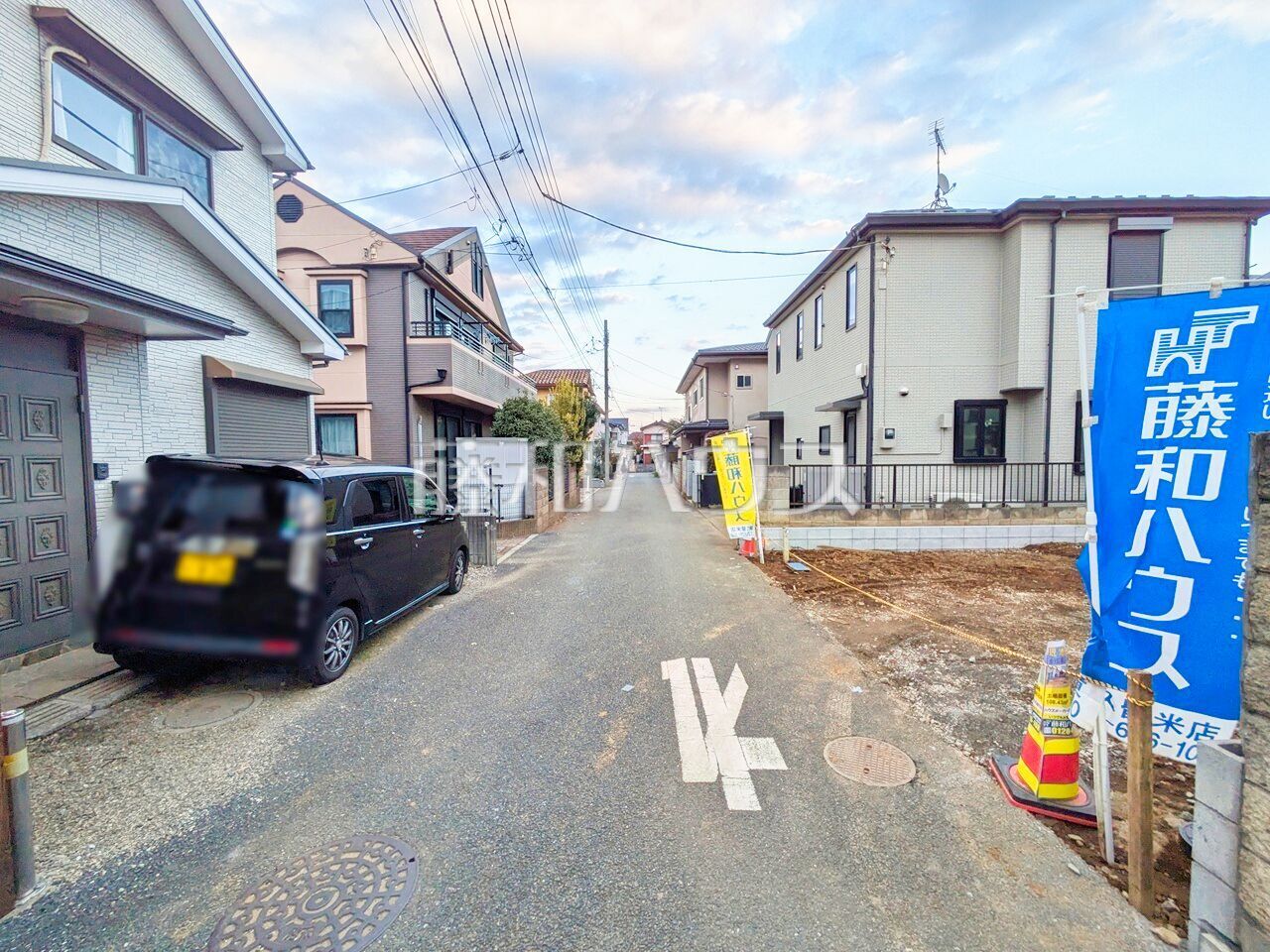 接道状況および現場風景　【東久留米市氷川台２丁目】 平日のご案内も可能です。まずはお気軽にお問合せ下さいませ。 ／撮影日：2025年11月14日