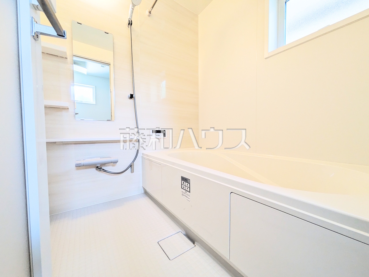 2号棟　浴室　浴室は一日の疲れを癒してくれる場所です。空間自体も落ち着きのあるカラーで纏め、全体的にゆったりとした雰囲気を演出！一坪サイズのため、お子様と一緒に入浴頂ける十分な広さもございます。／撮影日：2025年10月17日