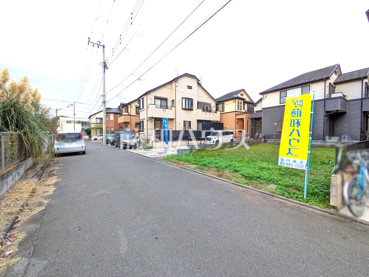 接道状況および現場風景 【小平市小川町1丁目】 前面道路も約5mあるので、運転が少し苦手な方でも運転・駐車がしやすそうですね。 /撮影日:2025年11月27日