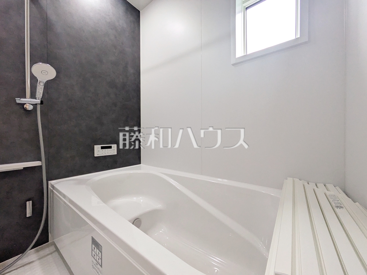 一日の疲れを癒してくれるバスルームは、ゆったりと半身浴をしながら読書を楽しんだりお子様と一緒に入浴したりと寛げる空間です。 【新座市道場1丁目】/撮影日:2026年3月19日