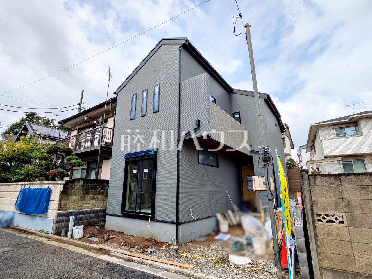 足場が外れて実際の外観が見えてきました。完成までもう少しです。 【練馬区関町北4丁目】/撮影日:2026年9月17日