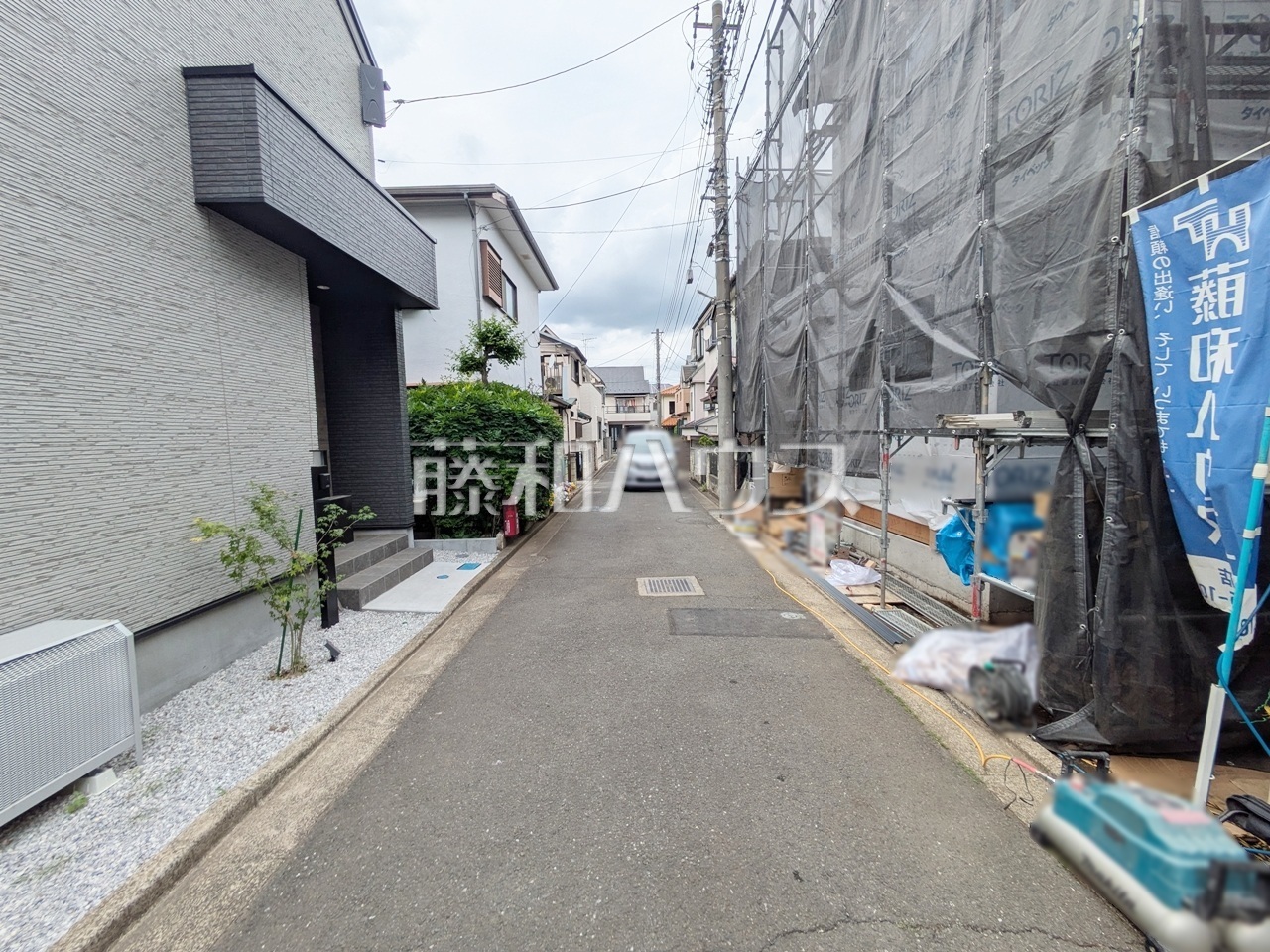 順調に工事が進んでいます。実際の街並みの様子が段々見えて参りました。ぜひ実際に現地をご見学下さいませ。 【新座市西堀2丁目】/撮影日:2026年5月8日